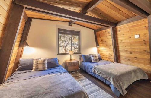 Whispering Forest House | Stunning Cabin with Private Deck