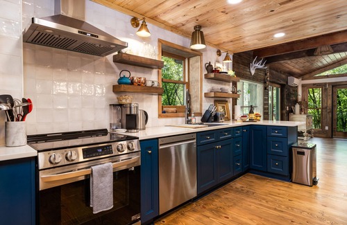 Sugar Grove Cabin | Stunning cabin with Sauna near Boone & Vale Crucis by the river and waterfalls