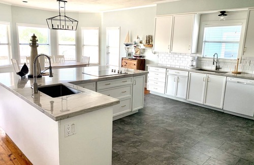 Isla Del Sol House | Stunning Canal-Front Home, Fishing, Kayak,paddle boards, Family fun, and more!