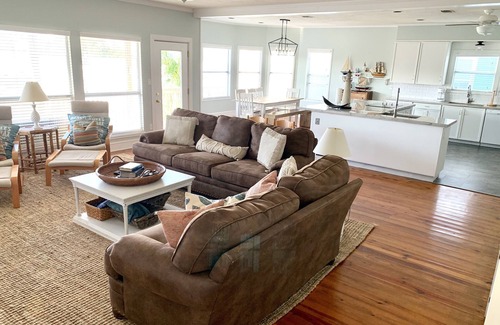 Isla Del Sol House | Stunning Canal-Front Home, Fishing, Kayak,paddle boards, Family fun, and more!