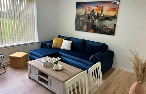 Cyncoed House | Stunning Cardiff Abode - private garden sleeps 6