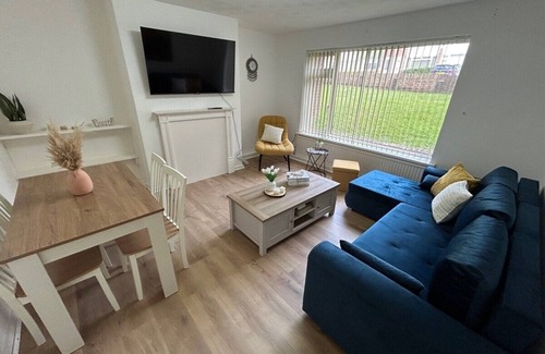 Cyncoed House | Stunning Cardiff Abode - private garden sleeps 6