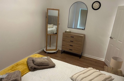Cyncoed House | Stunning Cardiff Abode - private garden sleeps 6