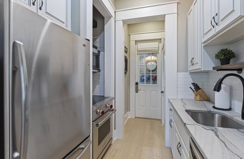 Watercolor House | Stunning Carriage House in Watercolor | 4 Pass Golf Cart | 2 Bicycles Included!