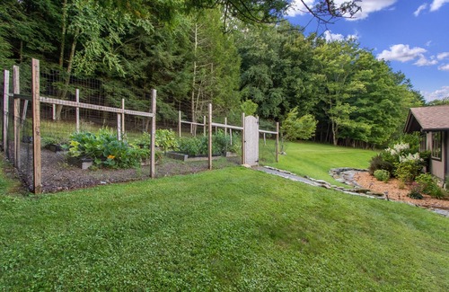 Callicoon House | Stunning Catskills lodge with private lake in 70 acres