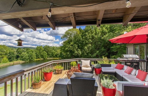 Callicoon House | Stunning Catskills lodge with private lake in 70 acres