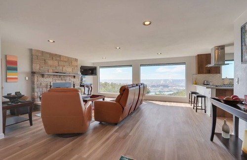 Northeast Tacoma House | Stunning Centrally Located Home with Panoramic View In Quiet Cul-De-Sac