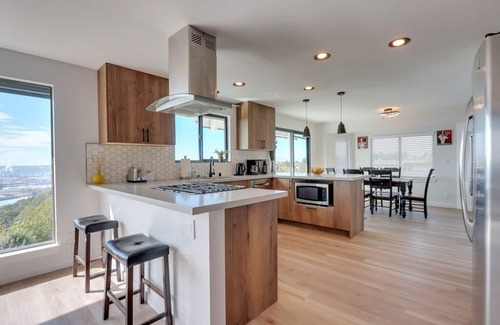Northeast Tacoma House | Stunning Centrally Located Home with Panoramic View In Quiet Cul-De-Sac