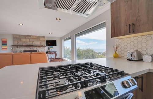 Northeast Tacoma House | Stunning Centrally Located Home with Panoramic View In Quiet Cul-De-Sac