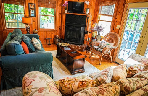 Pine Mountain House | Stunning chalet steps away from amenities and our venue!