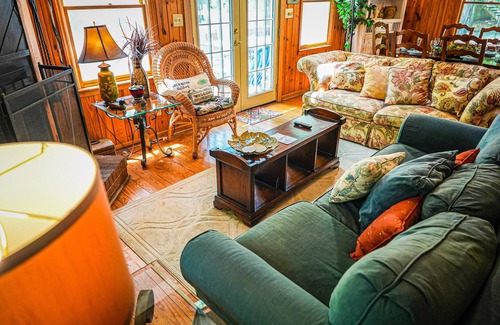 Pine Mountain House | Stunning chalet steps away from amenities and our venue!