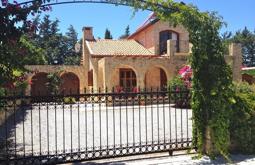 Karsiyaka Villa | Stunning Character Villa,10x5 private pool,with Wi-Fi. Mountain views near sea
