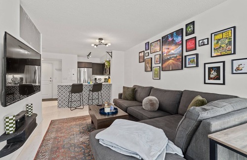 King West Village Condo | Stunning Chic Condo with Pool + Gym + Free Parking
