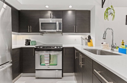 King West Village Condo | Stunning Chic Condo with Pool + Gym + Free Parking