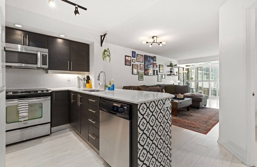 King West Village Condo | Stunning Chic Condo with Pool + Gym + Free Parking