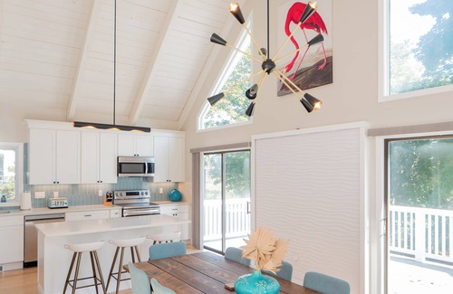 Middletown House | Stunning, Chic Remodel! Beach House Minutes to Newport!