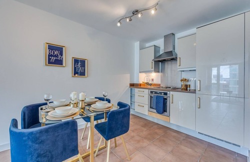 Central Milton Keynes Apartment | Stunning City Centre Apartment Balcony Free Parking Fast Wifi