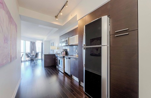 Bay Street Corridor Condo | Stunning City Center 2 Bedroom 2 Bathroom Suite, Balcony, 3 TVs, Pet Friendly