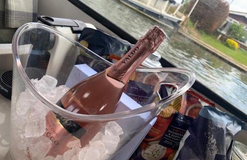 Bourne End Boat Rental | Stunning Classic Dutch Barge near Henley & Marlow