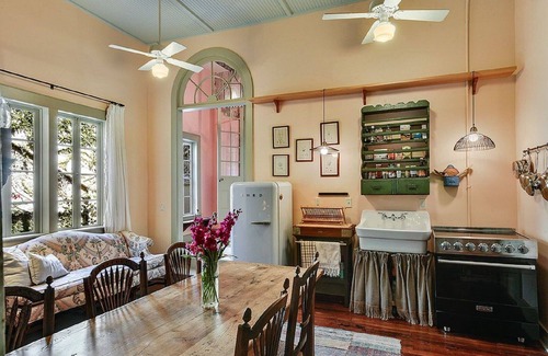 French Quarter Apartment | Stunning & Classic French Quarter Pied-a-terre