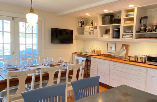 Vineyard Haven House | Stunning, Classic Renovated Greek Revival - few mins Walk to Main St & VH Ferry