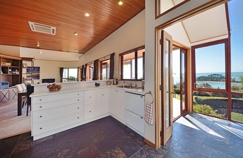 Nelson House | Stunning Cliff-top Retreat with views over Tasman Bay. Close to Beach & City!