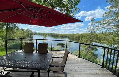 Frontenac Cottage | Stunning cliffside cottage in South Frontenac near Kingston,lakefront.