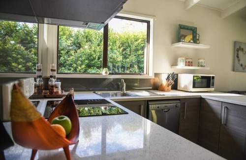 Titirangi House | Stunning clifftop seaview house Auckland Clifftop