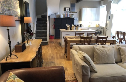 Limpley Stoke House | STUNNING COACH HOUSE 10 MINUTE BATH, SLEEPS 8, OPEN FIRE & TABLE TENNIS