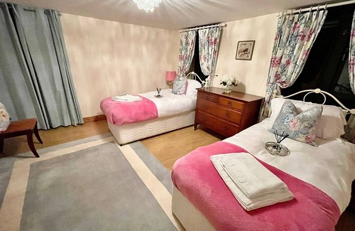 Monkswood Other | Stunning Coach House, Fast Wi-Fi, Hampers, Massage, Hot Tub and dogs welcome!