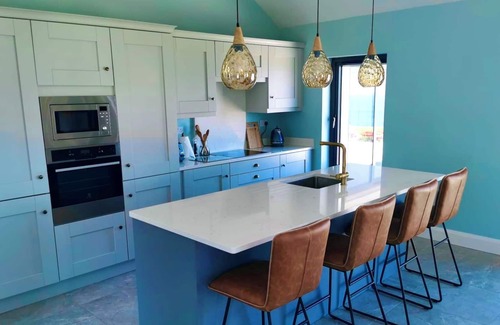 Westport House | Stunning Coastal 4.5 Bed/4.5 Bath Modern Cottage
