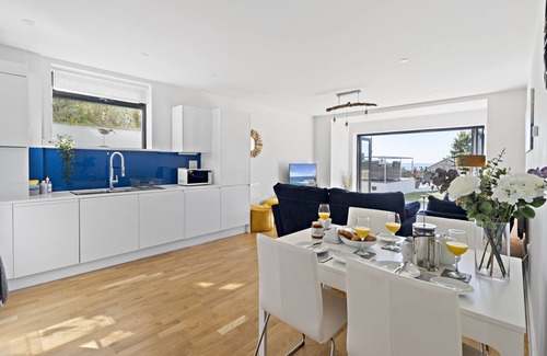Torquay Apartment | Stunning Coastal Apartment in south Devon with Sea Views & Garden