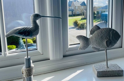 Filey Apartment | Stunning Coastal Cottage - Sleeping 5 in 2 Bedrooms - Pool and Beach Access Included.