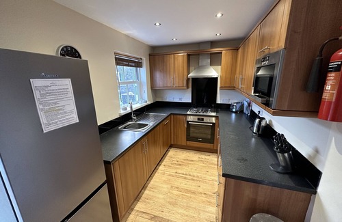 Filey Apartment | Stunning Coastal Cottage - Sleeping 8 in 4 Bedrooms - Pool and Beach Access Included.