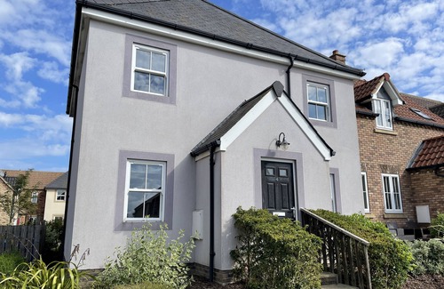 Filey Apartment | Stunning Coastal Cottage - Sleeping 8 in 4 Bedrooms - Pool and Beach Access Included.