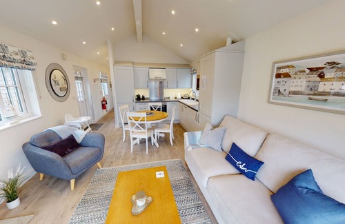 Filey Apartment | Stunning Coastal Lodge - Sleeping 4 in 2 Bedrooms - Pool and Beach Access Included.