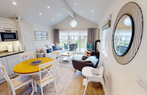 Filey Apartment | Stunning Coastal Lodge - Sleeping 4 in 2 Bedrooms - Pool and Beach Access Included.