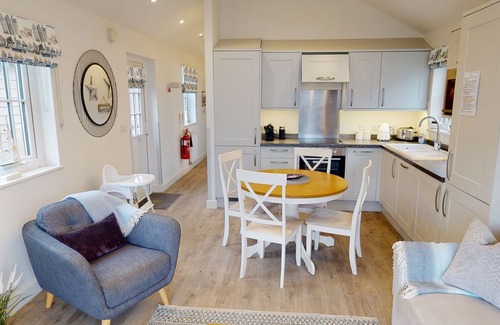 Filey Apartment | Stunning Coastal Lodge - Sleeping 4 in 2 Bedrooms - Pool and Beach Access Included.