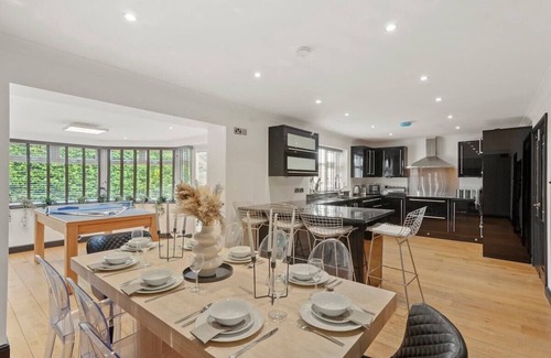 Hunmanby House | Stunning Coastal Retreat - Indoor Pool - Sauna