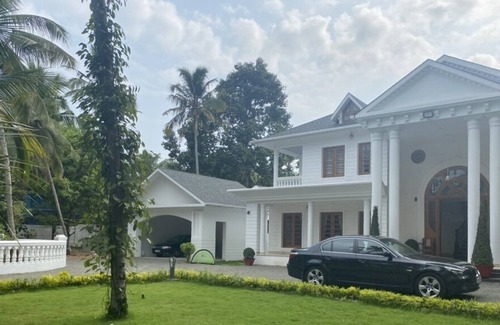 Thiruvananthapuram House | Stunning Colonial mansion-Private Pool