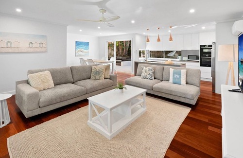 Warriewood House | Stunning Contemporary Home with Tropical Garden