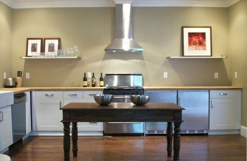 North Chattanooga House | Stunning contemporary North Shore Bungalow with hot tub. Steps to everything.