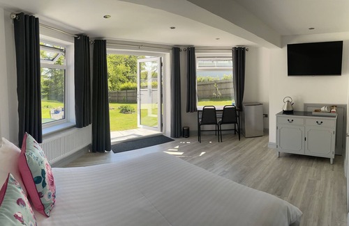 Clearbrook Apartment | Stunning, contemporary 1 bedroom En-suite Annexe