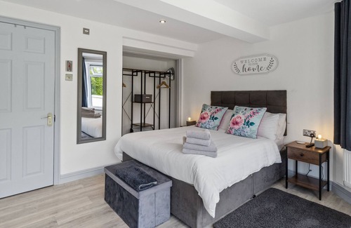 Clearbrook Apartment | Stunning, contemporary 1 bedroom En-suite Annexe