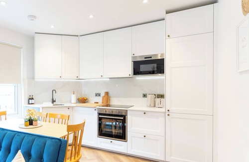 Canning Town North Apartment | Stunning cosy flat near 02, canary wharf, free parking