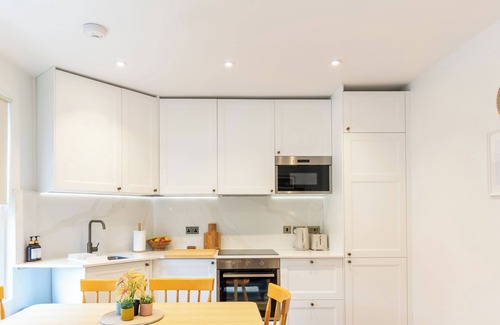 Canning Town North Apartment | Stunning cosy flat near 02, canary wharf, free parking