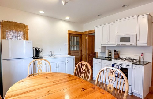 Grand Marais House | Stunning Cottage across for public Bayshore beach