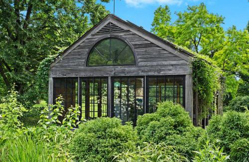Prospect Apartment | Stunning Cottage in Famous KY Garden -Sleeps 2