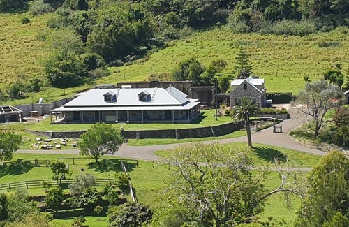 Rose Valley House | Stunning cottage on beautiful farm close to beaches and cafes