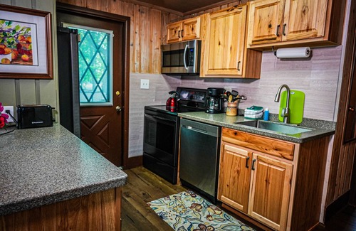 Pine Mountain Ski Chalet | Stunning cottage overlooking Lake Innsbruck 5 miles from Wild Animal Safari!
